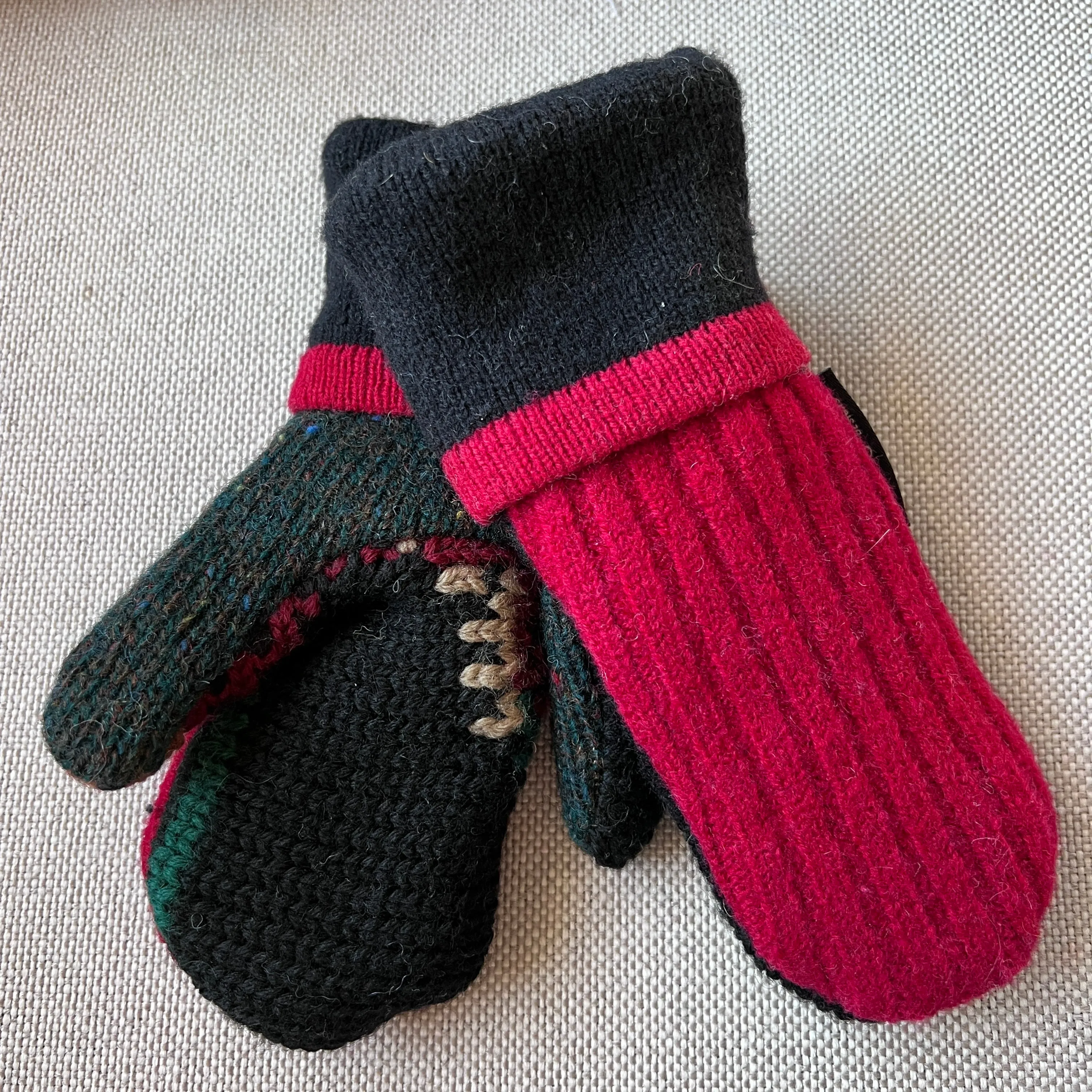 Kids Mittens S/M - Red, Black & Dark Green  219