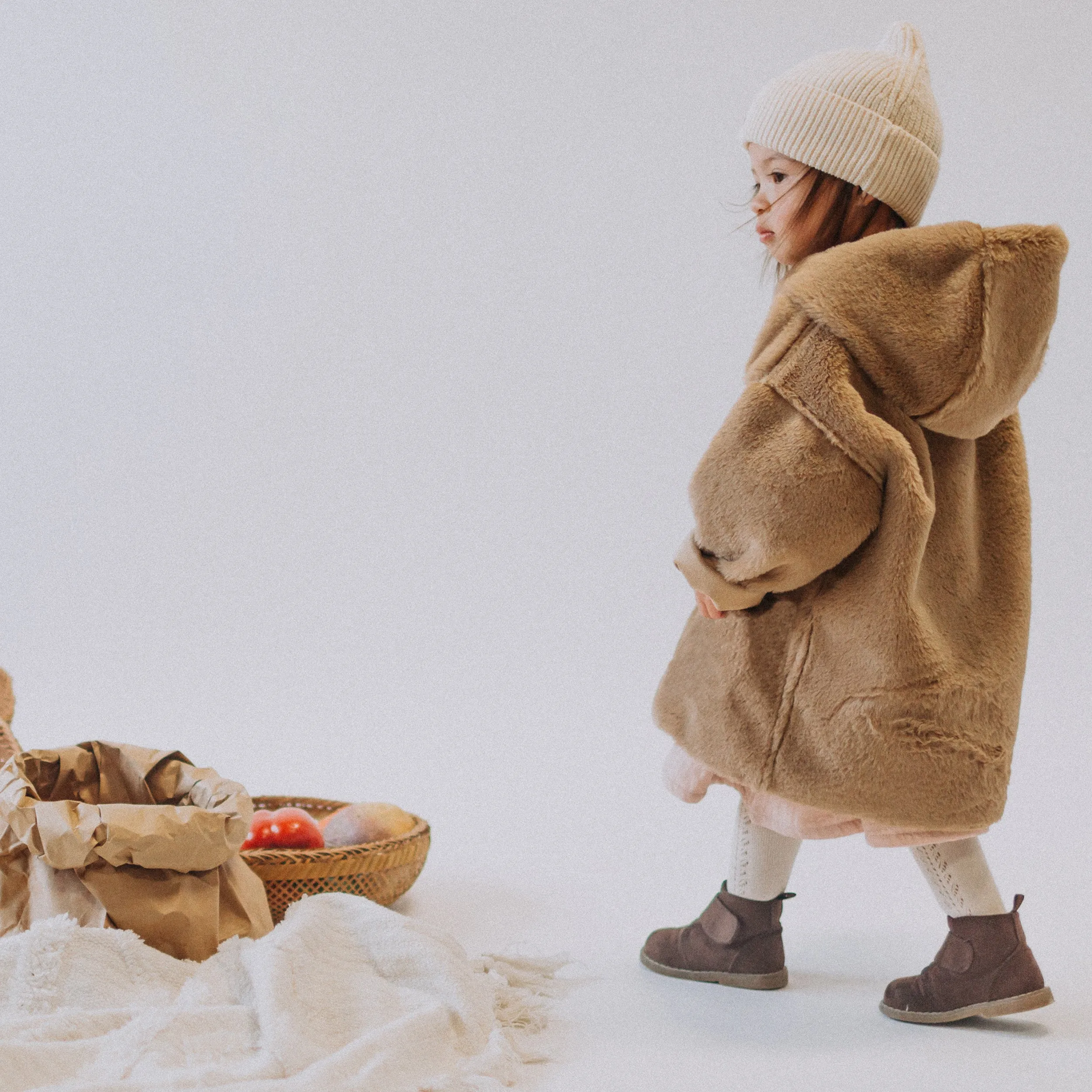 Manteau long beige en fausse fourrure, bébé || Long beige faux fur coat, baby