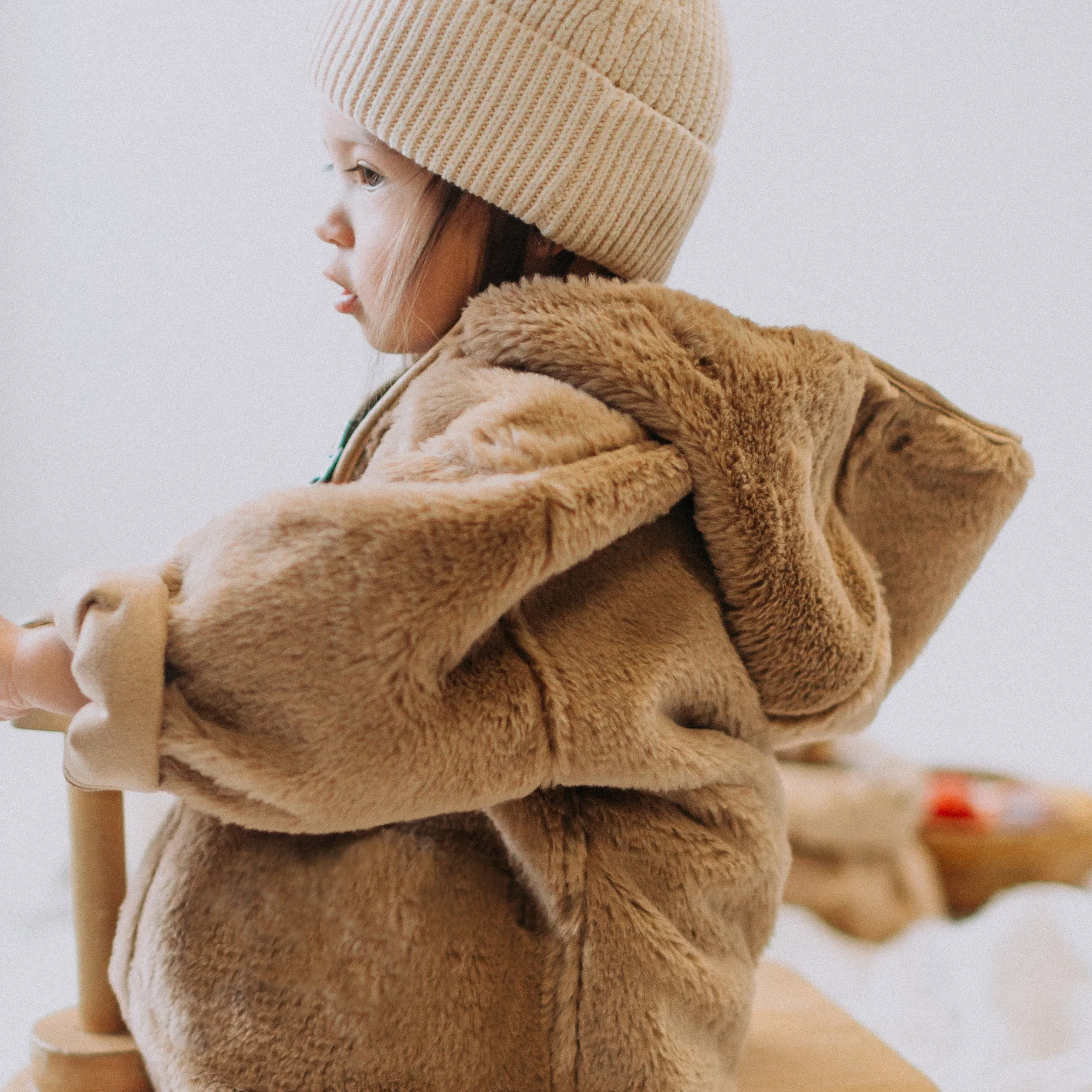 Manteau long beige en fausse fourrure, bébé || Long beige faux fur coat, baby