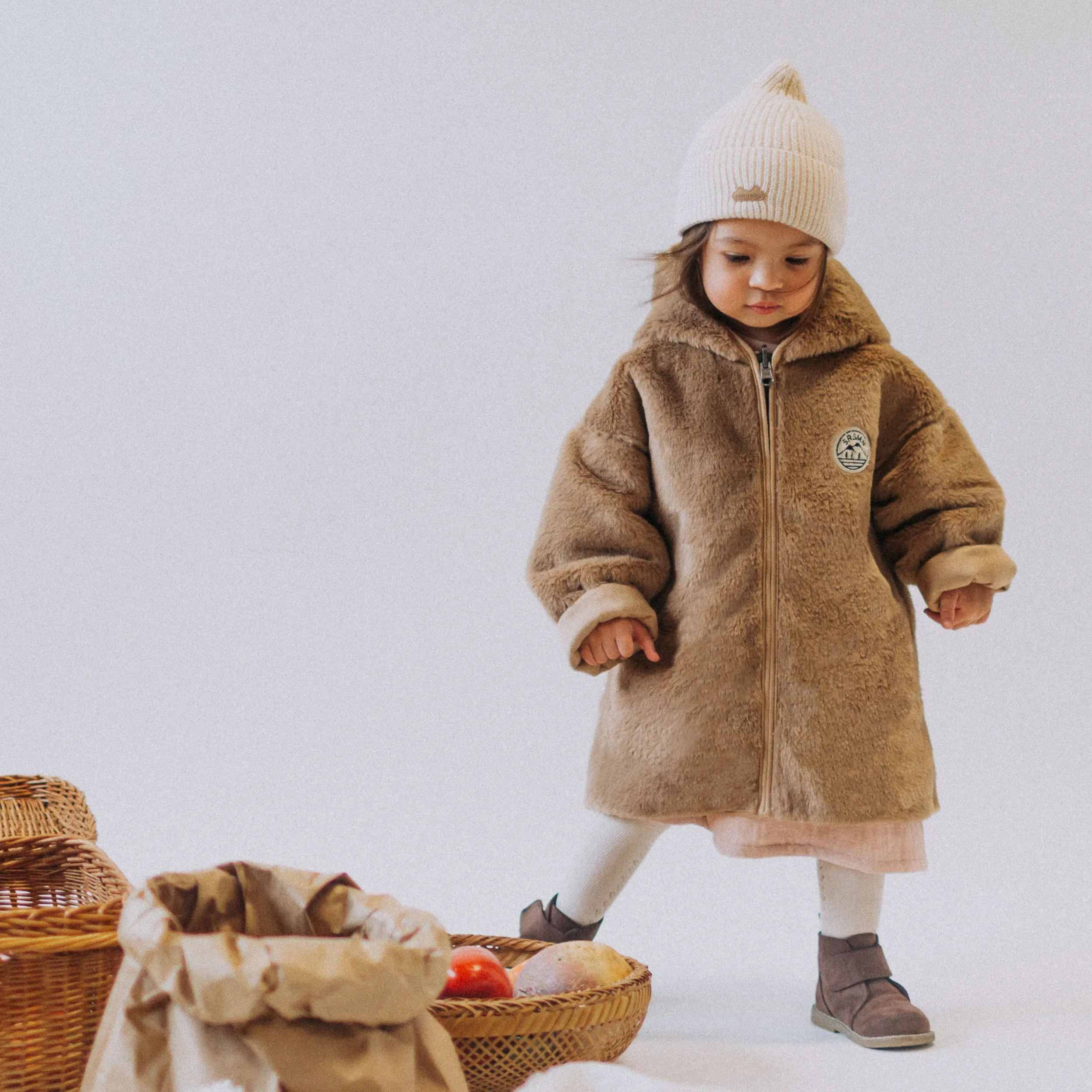 Manteau long beige en fausse fourrure, bébé || Long beige faux fur coat, baby