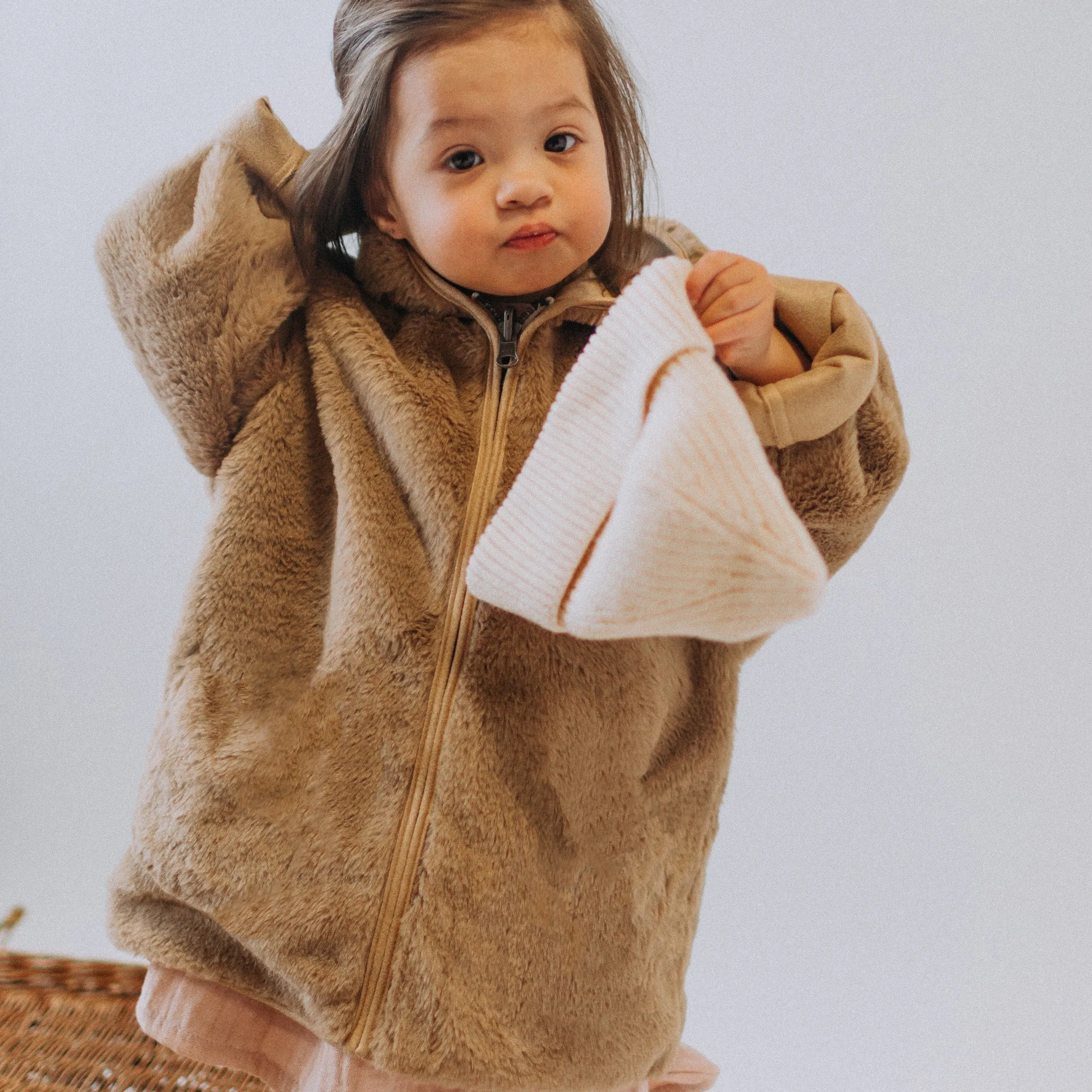 Manteau long beige en fausse fourrure, bébé || Long beige faux fur coat, baby